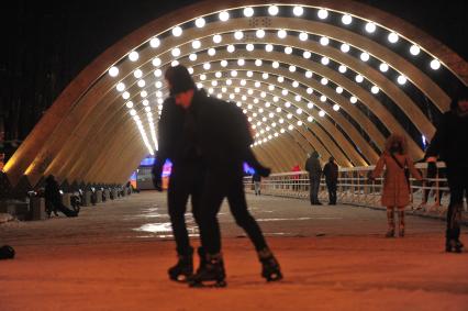 Вечерний парк Сокольники. Каток `Лед`.