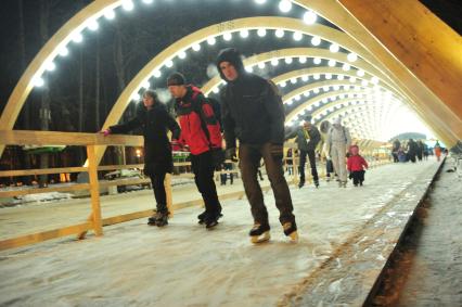 Вечерний парк Сокольники. Каток `Лед`.