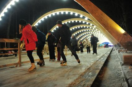 Вечерний парк Сокольники. Каток `Лед`.