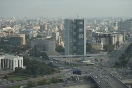 Виды Москвы. Вид с гостиницы `Рэдиссон Ройал` (Рэдиссон-Московская` - бывшая `Украина`) на здание правительства Москвы (бывшее здание  Совета экономической взаимопомощи (СЭВ)).