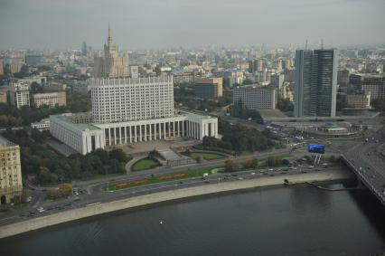 Виды Москвы. Вид с гостиницы `Рэдиссон Ройал` (Рэдиссон-Московская` - бывшая `Украина`) на Краснопресненскую набережную. Здание правительство РФ (на первом плане слева), Дом на Кудринской площади (на втором плане слева) и здание правительства Москвы (бывшее здание  Совета экономической взаимопомощи (СЭВ)) (справа).