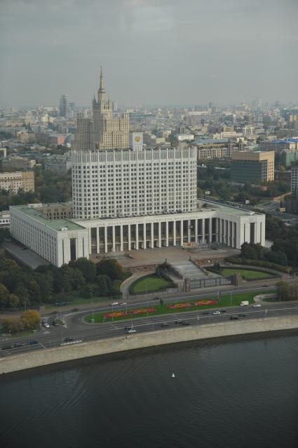 Виды Москвы. Вид с гостиницы `Рэдиссон Ройал` (Рэдиссон-Московская` - бывшая `Украина`) на Краснопресненскую набережную. Здание правительство РФ (на первом плане) и Дом на Кудринской площади.