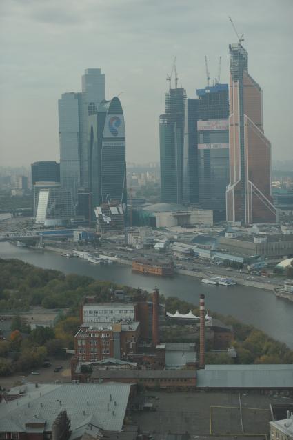 Виды Москвы. Вид с гостиницы `Рэдиссон Ройал` (Рэдиссон-Московская` - бывшая `Украина`) на Московский международный деловой центр (ММДЦ) `Москва-Сити`.