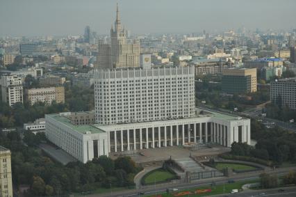 Виды Москвы. Вид с гостиницы `Рэдиссон Ройал` (Рэдиссон-Московская` - бывшая `Украина`) на Краснопресненскую набережную. Здание правительство РФ (на первом плане) и Дом на Кудринской площади.