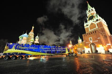 Красная площадь. Фура с главной новогодней елкой страны перед Спасскими воротами Кремля.