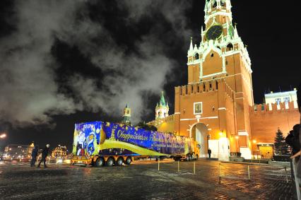 Красная площадь. Фура с главной новогодней елкой страны перед Спасскими воротами Кремля.