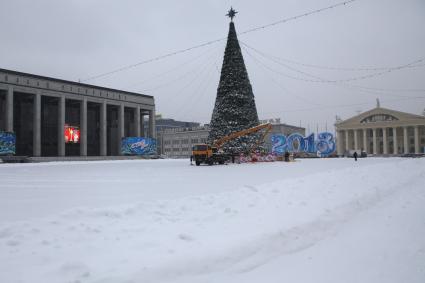 Минск. Октябрьская площадь. Новогодняя елка. Дворец Республики (слева).