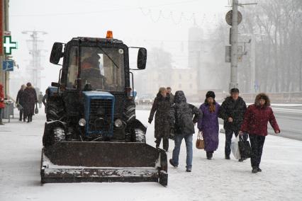 Минск. Снегоуборочная техника в городе.