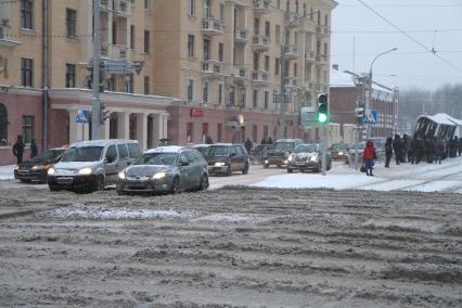 Минск. Зима. Проспект Независимости. Поток машин.