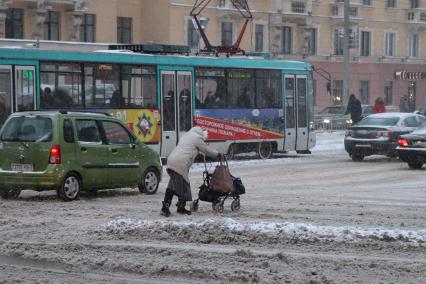 Минск. Зима. Проспект Независимости. Движение транспорта.