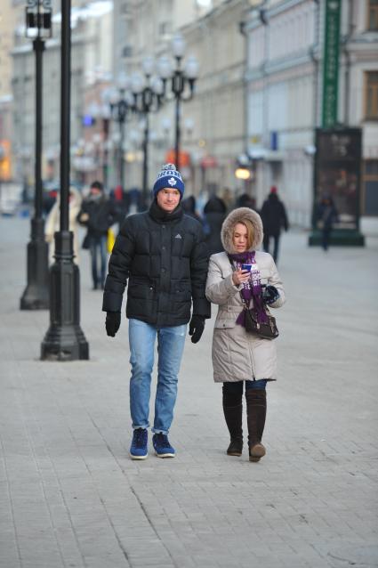 Старый Арбат. Люди идут по улице.