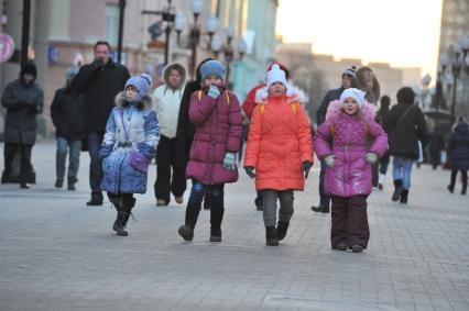 Старый Арбат. Люди идут по улице.