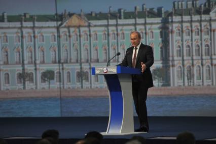 Петербургский Международный экономический форум - 2012. На снимке: президент РФ Владимир Путин