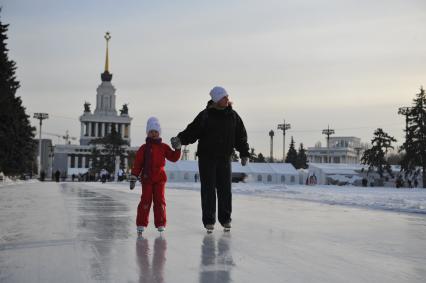 Бесплатный каток на ВВЦ. Люди катаются на коньках.