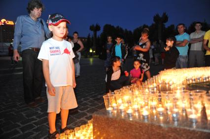 Поклонная гора. День памяти и скорби павших в Великой Отечественной войне.  На снимке: ребенок перед инсталляцией из свечей посвященной дню начала войны.