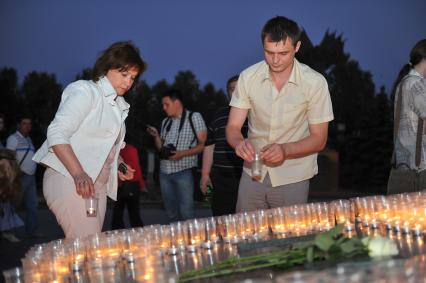 Поклонная гора. День памяти и скорби павших в Великой Отечественной войне.  На снимке: люди ставят свечки.