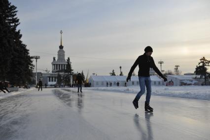 Бесплатный каток на ВВЦ. Люди катаются на коньках.