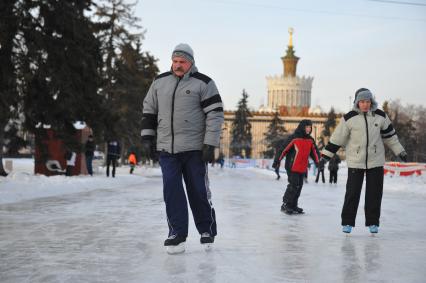 Бесплатный каток на ВВЦ. Люди катаются на коньках.