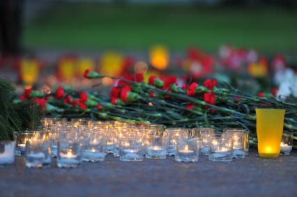 День памяти и скорби павших в Великой Отечественной войне.  На снимке: люди возлагают цветы к вечному огню.