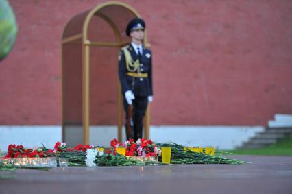 День памяти и скорби павших в Великой Отечественной войне.  На снимке: цветы и караул вечного огня могилы неизвестного солдату.