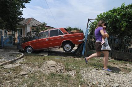 Последствия наводнения на Кубани. На снимке: автомобиль `Жигули`.