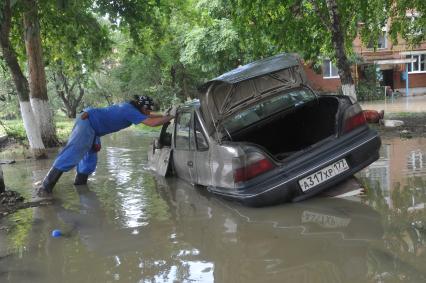 Последствия наводнения на Кубани. На снимке: автомобиль в воде.