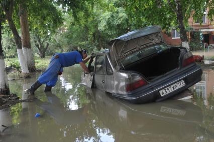 Последствия наводнения на Кубани. На снимке: автомобиль в воде.