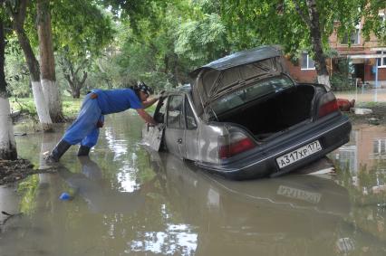 Последствия наводнения на Кубани. На снимке: автомобиль в воде.