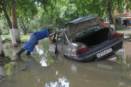 Последствия наводнения на Кубани. На снимке: автомобиль в воде.