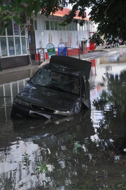 Последствия наводнения на Кубани. На снимке: автомобиль в воде.