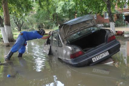 Последствия наводнения на Кубани. На снимке: автомобиль в воде.