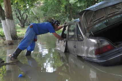 Последствия наводнения на Кубани. На снимке: автомобиль в воде.