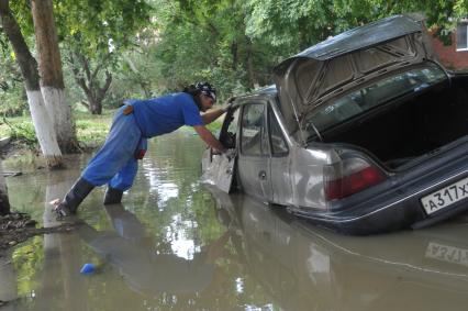 Последствия наводнения на Кубани. На снимке: автомобиль в воде.