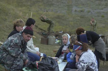 Кармадонское ущелье. Родные и близкие пропавших на месте схода ледника Колка, где ведутся поисковые работы. 20 сентября произошёл сход ледника Колка, в результате чего был полностью уничтожен посёлок Верхний Кармадон, погибло более 100 человек, в том числе и съёмочная группа фильма `Связной` во главе с Сергеем Бодровым-младшим.