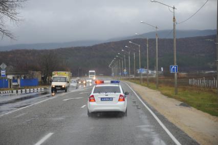 Полицейский автомобиль на дороге.