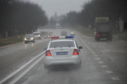 Полицейский автомобиль на дороге.