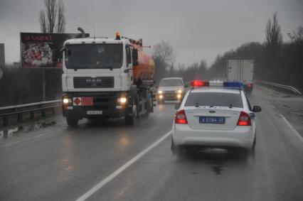 Полицейский автомобиль на дороге.