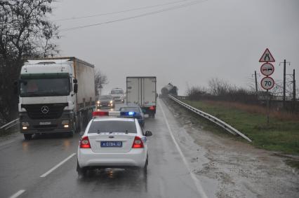 Полицейский автомобиль на дороге.