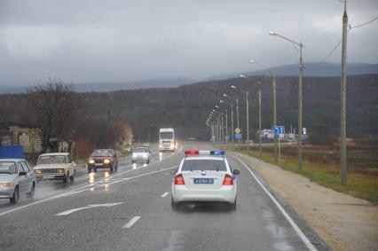 Полицейский автомобиль на дороге.