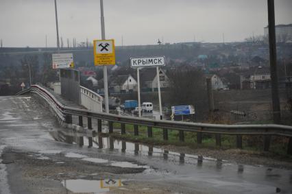 Дорожный указатель `Крымск`.