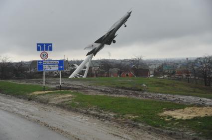 Самолет-памятник на объездной дороге Крымска.