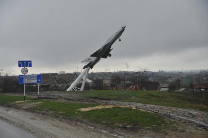 Самолет-памятник на объездной дороге Крымска.