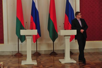 Заседание Совета министров Союзного государства на уровне глав правительств. На снимке: флаги Белоруссии и России.