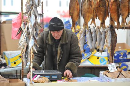 Рынок `Привоз`. На снимке: торговля рыбой.