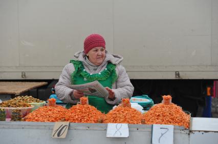 Рынок `Привоз`. На снимке: торговка креветками.
