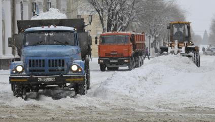 Уборка снега на городской улице. На снимке: снегоуборочная техника.