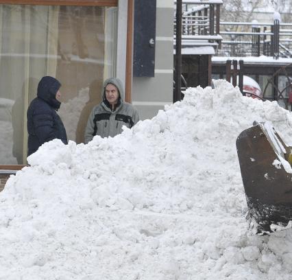 Последствия снегопада. На снимке: сугроб на городской улице.