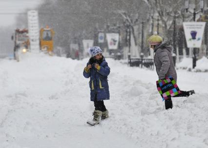 Зима в городе. На снимке: сугробы на улицах.