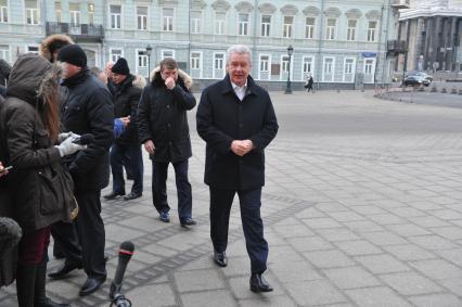 Демонтаж рекламной вывески Samsung с крыши Российской государственной библиотеки. На снимке: мэр Москвы Сергей Собянин проинспектировал ход работ по демонтажу рекламной конструкции.