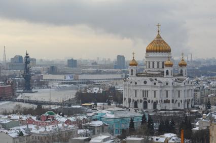 Вид на  храм Христа Спасителя с крыши Российской государственной библиотеки.